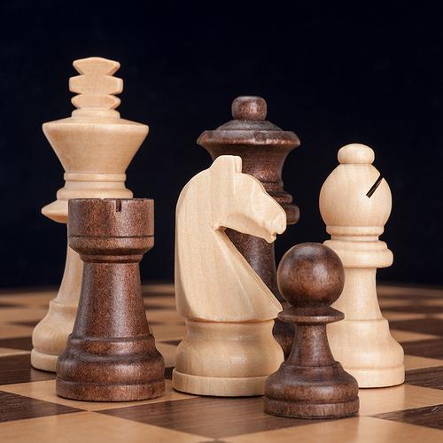 Mẹ Trần Mạnh Dũng (bên trái) và cả nhiều bà mẹ của các cầu thủ Đồng Nai ước đã không cho con mình đi theo nghiệp bóng đá. Ảnh: T.Vũ.